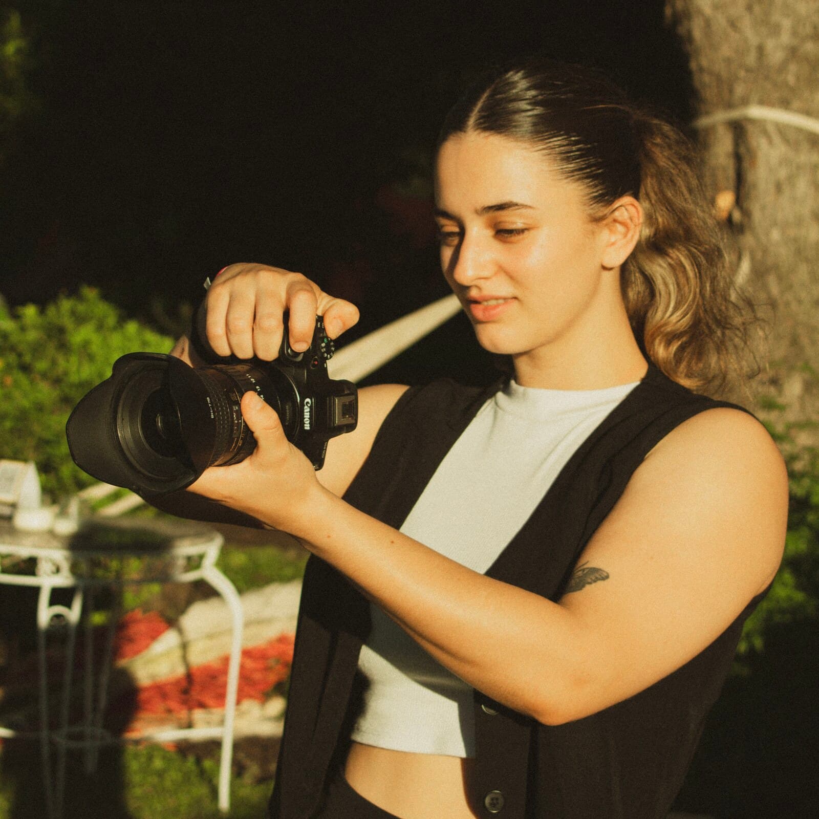 Sofía fotografiando una producción